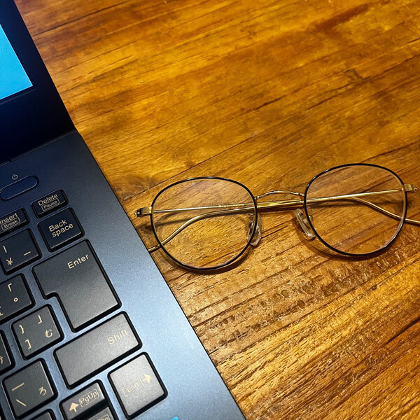 老眼鏡はまだ早い？でも、ぼやける視界は何とかしたい。 目の疲れをいたわる「見え方調整メガネ」[PR]