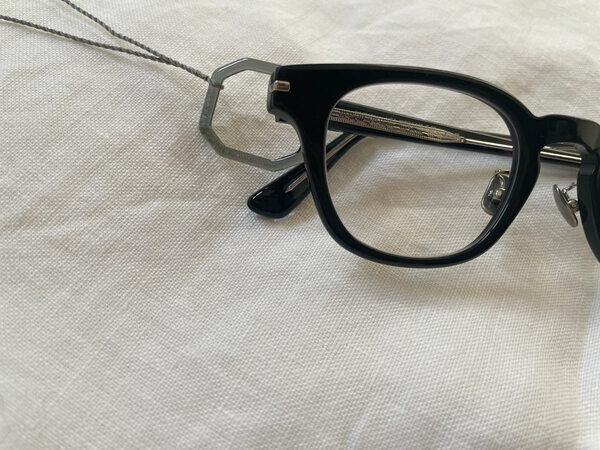 「EAUVUE」のアイウェアループでめがねのおしゃれ上級者に。[PR]