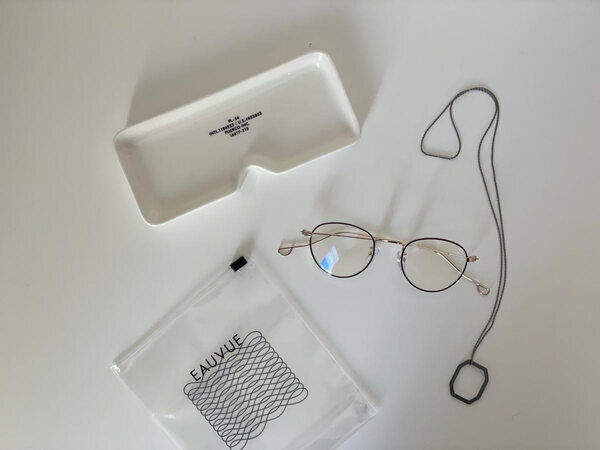 「EAUVUE」のアイウェアループでめがねのおしゃれ上級者に。[PR]