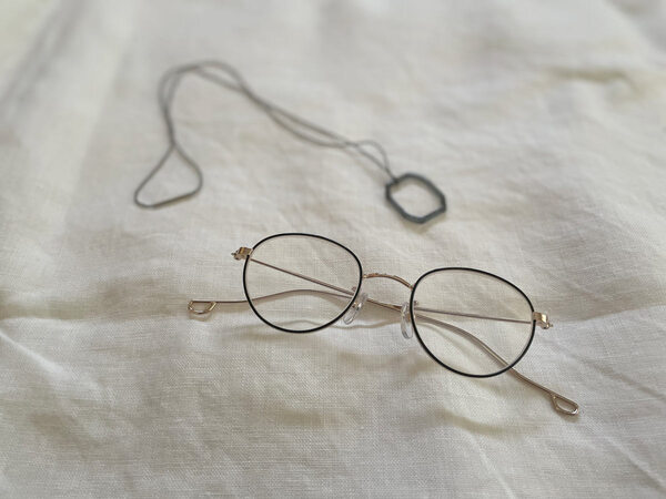 「EAUVUE」のアイウェアループでめがねのおしゃれ上級者に。[PR]