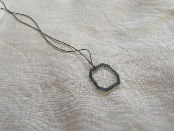 「EAUVUE」のアイウェアループでめがねのおしゃれ上級者に。[PR]