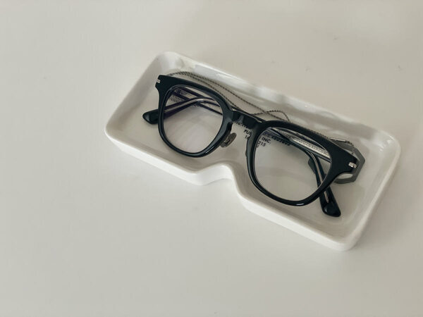 「EAUVUE」のアイウェアループでめがねのおしゃれ上級者に。[PR]