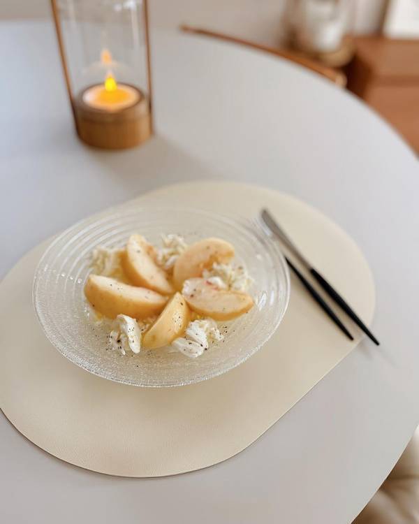 1枚敷くだけ、褒められ食卓コーディネートに。リバーシブルで楽しめるオーバル型ランチョンマットの話【インスタグラマーさんのもの選び】[PR]