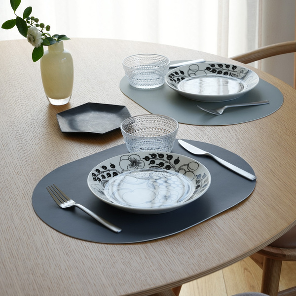 1枚敷くだけ、褒められ食卓コーディネートに。リバーシブルで楽しめるオーバル型ランチョンマットの話【インスタグラマーさんのもの選び】[PR]