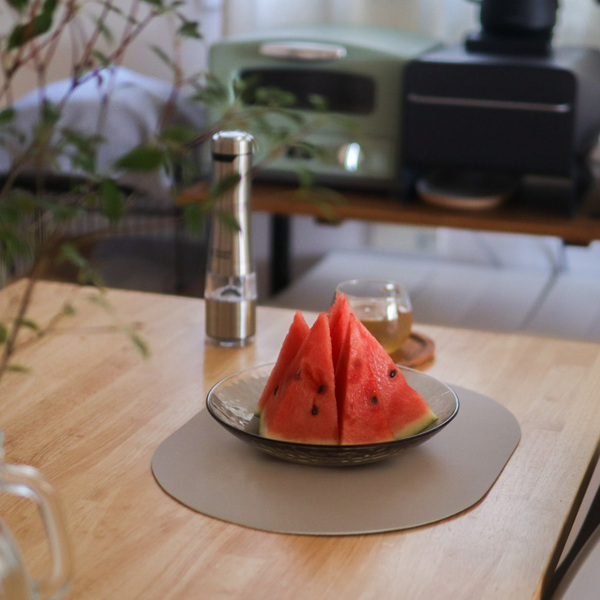 1枚敷くだけ、褒められ食卓コーディネートに。リバーシブルで楽しめるオーバル型ランチョンマットの話【インスタグラマーさんのもの選び】[PR]