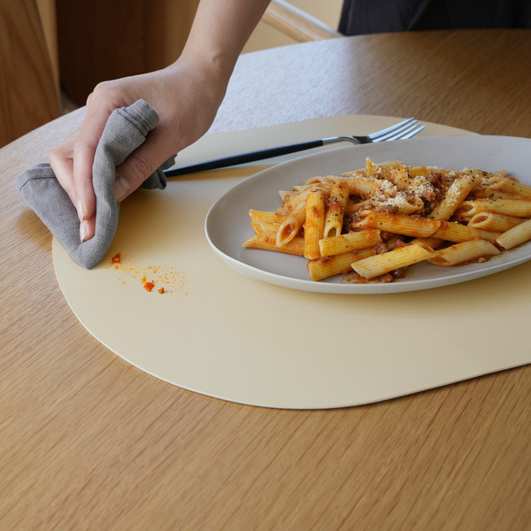 1枚敷くだけ、褒められ食卓コーディネートに。リバーシブルで楽しめるオーバル型ランチョンマットの話【インスタグラマーさんのもの選び】[PR]