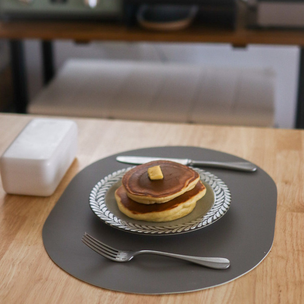 1枚敷くだけ、褒められ食卓コーディネートに。リバーシブルで楽しめるオーバル型ランチョンマットの話【インスタグラマーさんのもの選び】[PR]