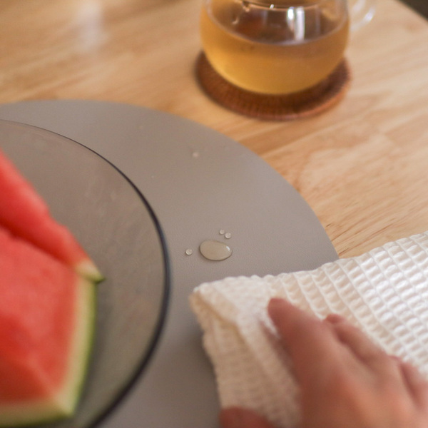 1枚敷くだけ、褒められ食卓コーディネートに。リバーシブルで楽しめるオーバル型ランチョンマットの話【インスタグラマーさんのもの選び】[PR]