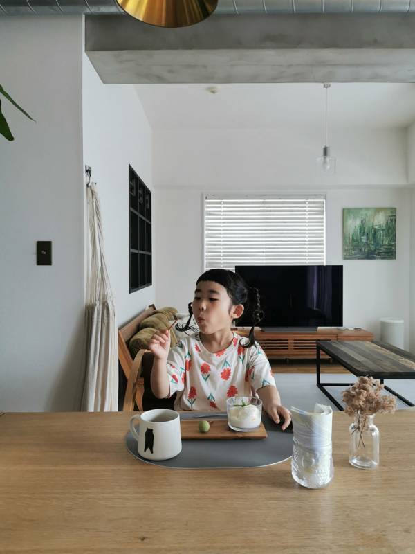 1枚敷くだけ、褒められ食卓コーディネートに。リバーシブルで楽しめるオーバル型ランチョンマットの話【インスタグラマーさんのもの選び】[PR]