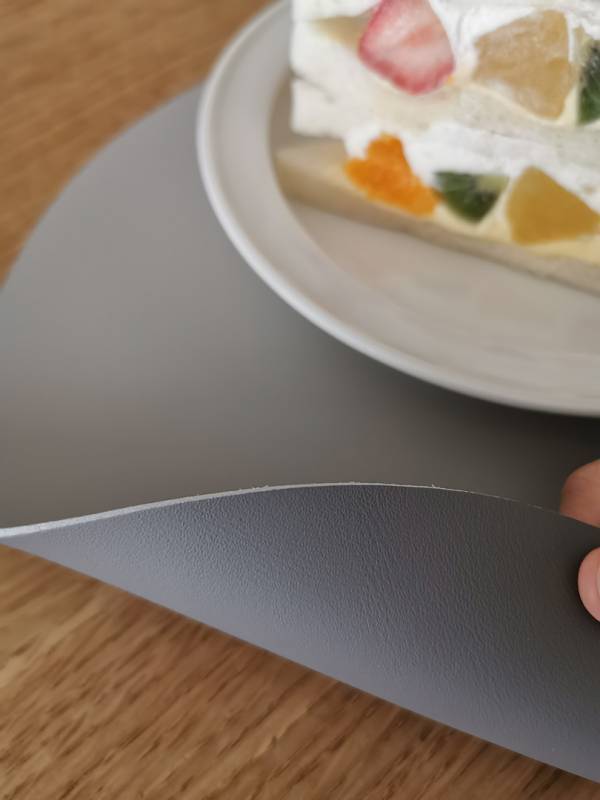 1枚敷くだけ、褒められ食卓コーディネートに。リバーシブルで楽しめるオーバル型ランチョンマットの話【インスタグラマーさんのもの選び】[PR]