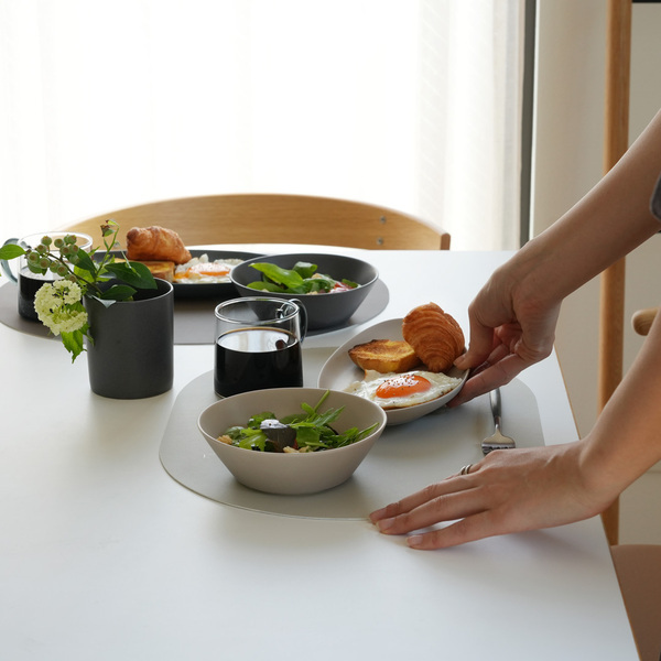 1枚敷くだけ、褒められ食卓コーディネートに。リバーシブルで楽しめるオーバル型ランチョンマットの話【インスタグラマーさんのもの選び】[PR]