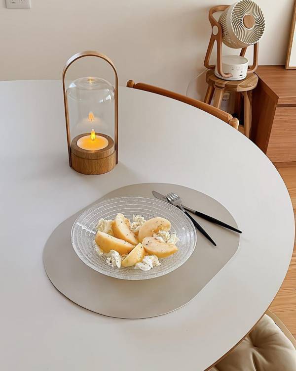 1枚敷くだけ、褒められ食卓コーディネートに。リバーシブルで楽しめるオーバル型ランチョンマットの話【インスタグラマーさんのもの選び】[PR]