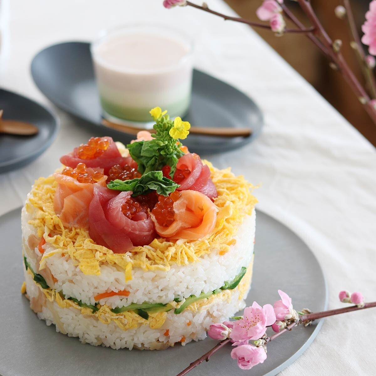 ひな祭りの食卓に、ちらし寿司の素で作る簡単「お寿司ケーキ」と「海老団子のあられ揚げ」