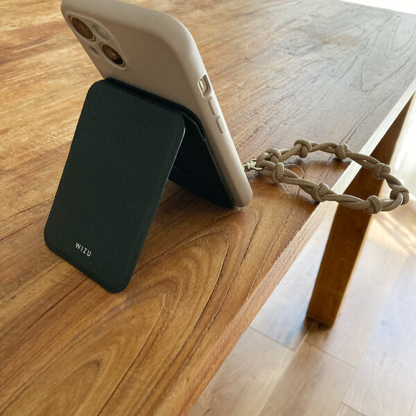 スマホにペタっと取り付け簡単！ スタンドに早変わりするカードホルダー[PR]