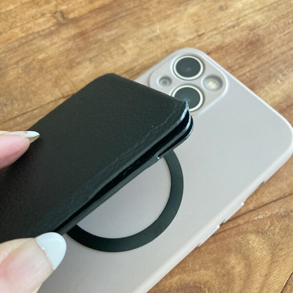 スマホにペタっと取り付け簡単！ スタンドに早変わりするカードホルダー[PR]