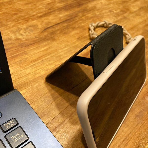 スマホにペタっと取り付け簡単！ スタンドに早変わりするカードホルダー[PR]