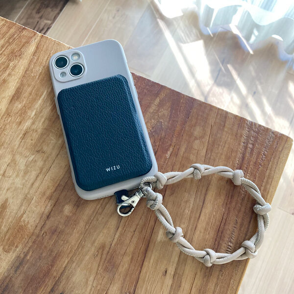 スマホにペタっと取り付け簡単！ スタンドに早変わりするカードホルダー[PR]