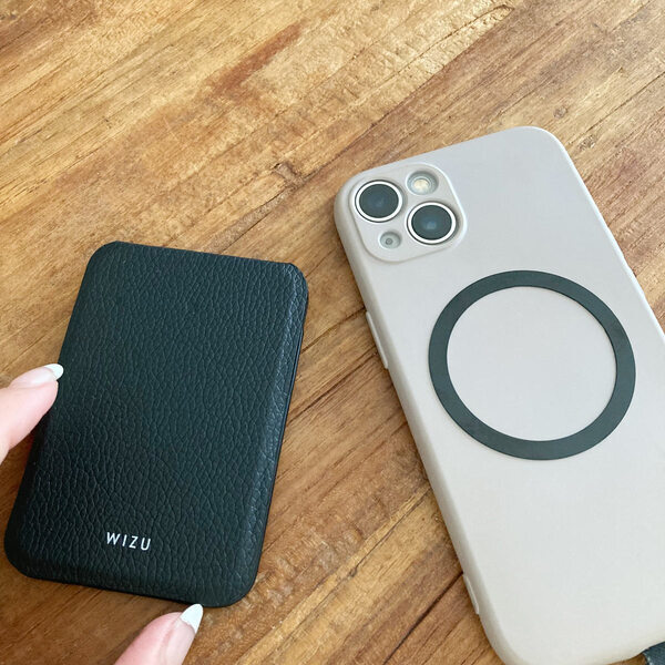 スマホにペタっと取り付け簡単！ スタンドに早変わりするカードホルダー[PR]