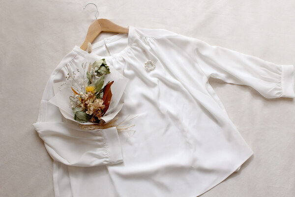 セレモニー以外でも使えるのが嬉しい。華やぎ添える「上品見えブラウス＆ブローチ」[PR]