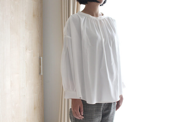 セレモニー以外でも使えるのが嬉しい。華やぎ添える「上品見えブラウス＆ブローチ」[PR]