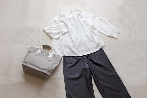 セレモニー以外でも使えるのが嬉しい。華やぎ添える「上品見えブラウス＆ブローチ」[PR]