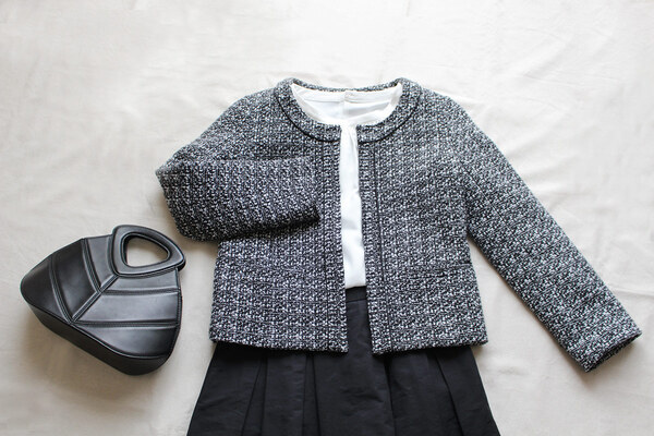 セレモニー以外でも使えるのが嬉しい。華やぎ添える「上品見えブラウス＆ブローチ」[PR]