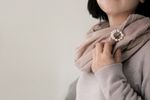 セレモニー以外でも使えるのが嬉しい。華やぎ添える「上品見えブラウス＆ブローチ」[PR]