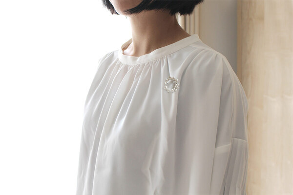 セレモニー以外でも使えるのが嬉しい。華やぎ添える「上品見えブラウス＆ブローチ」[PR]