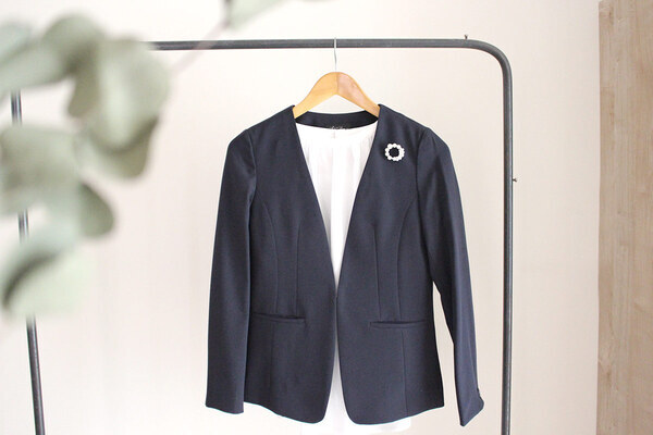 セレモニー以外でも使えるのが嬉しい。華やぎ添える「上品見えブラウス＆ブローチ」[PR]