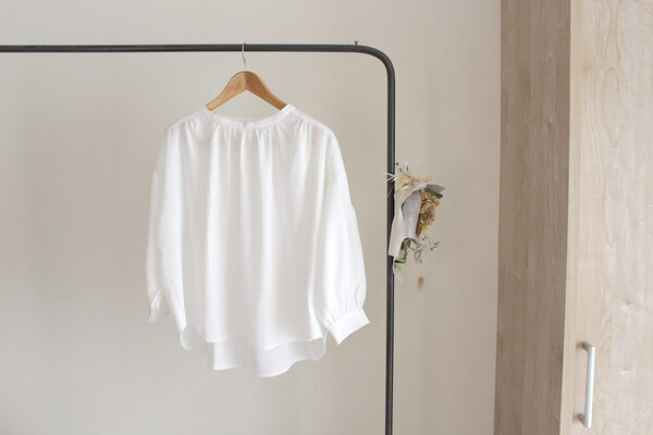 セレモニー以外でも使えるのが嬉しい。華やぎ添える「上品見えブラウス＆ブローチ」[PR]