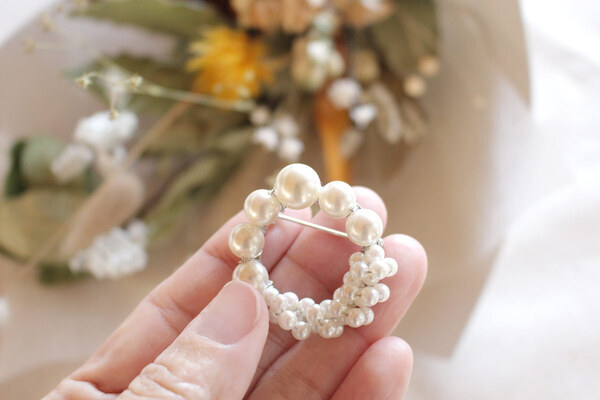 セレモニー以外でも使えるのが嬉しい。華やぎ添える「上品見えブラウス＆ブローチ」[PR]