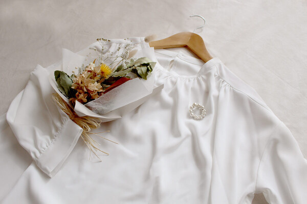 セレモニー以外でも使えるのが嬉しい。華やぎ添える「上品見えブラウス＆ブローチ」[PR]