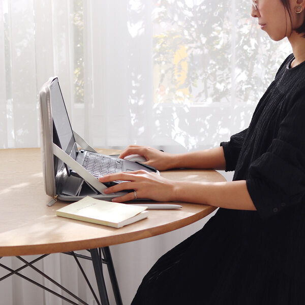 テレワークで働く女性の味方！背筋がしゃんっとなる「bon moment　PCケース」[PR]