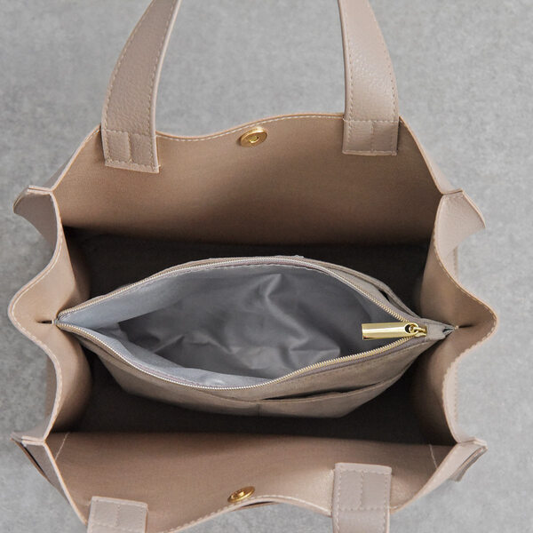 定番バッグの理想形！通勤も休日も、学校行事も、週5で使いたくなるミニトート[PR]