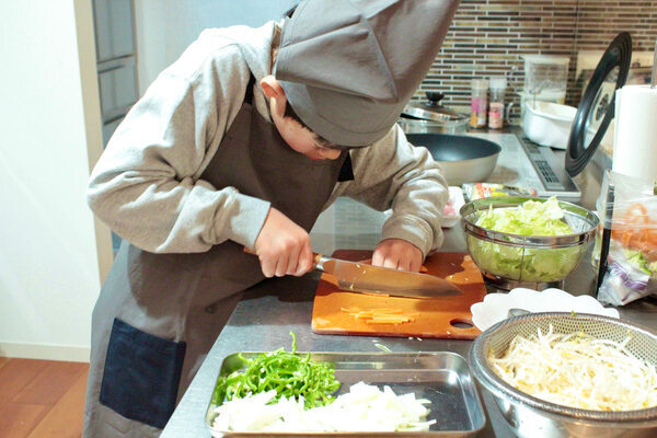 シンプルデザインだから、小学校高学年の調理実習でも活躍。「kukka ja puuキッズエプロン3点セット」[PR]