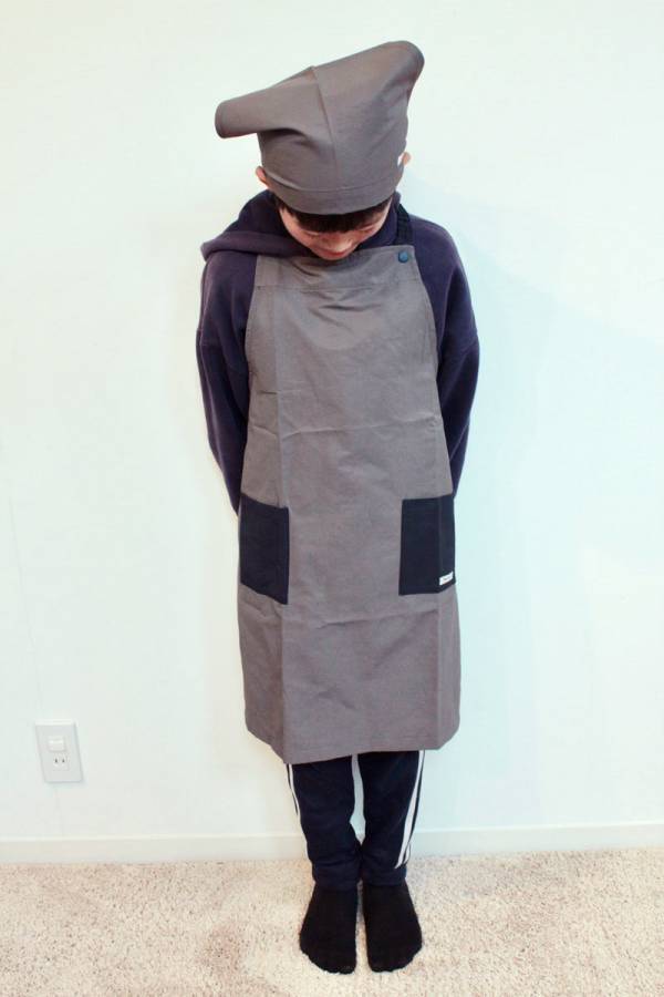 シンプルデザインだから、小学校高学年の調理実習でも活躍。「kukka ja puuキッズエプロン3点セット」[PR]