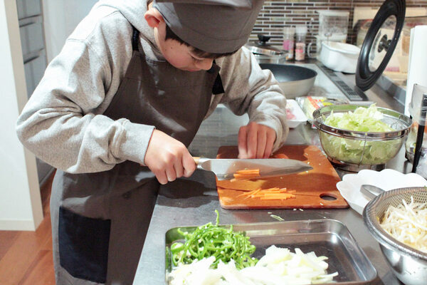 シンプルデザインだから、小学校高学年の調理実習でも活躍。「kukka ja puuキッズエプロン3点セット」[PR]