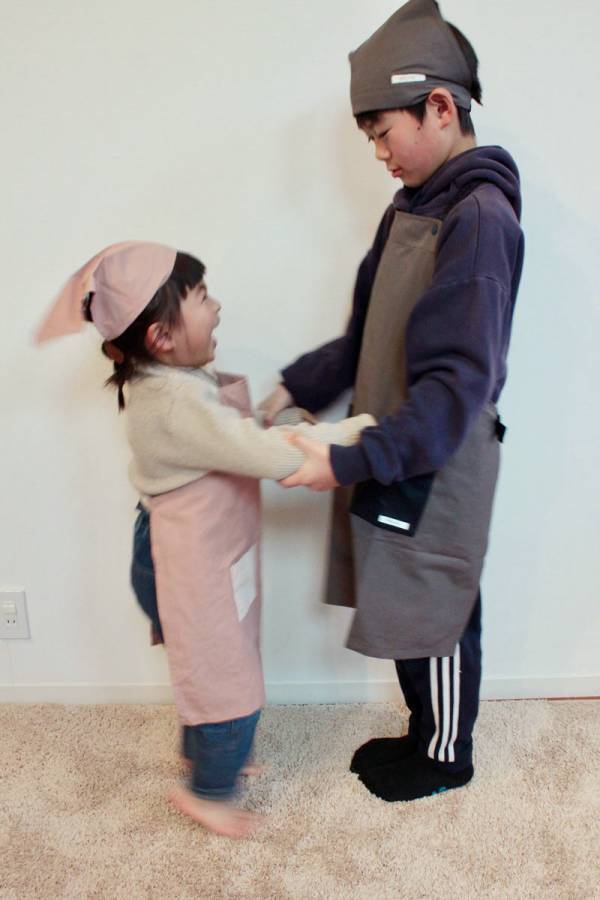シンプルデザインだから、小学校高学年の調理実習でも活躍。「kukka ja puuキッズエプロン3点セット」[PR]