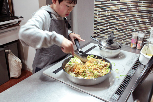 シンプルデザインだから、小学校高学年の調理実習でも活躍。「kukka ja puuキッズエプロン3点セット」[PR]