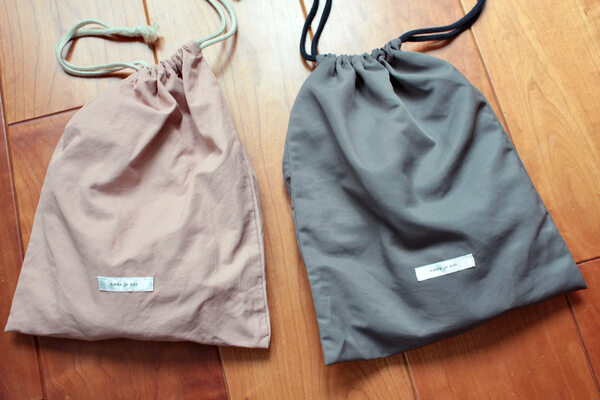 シンプルデザインだから、小学校高学年の調理実習でも活躍。「kukka ja puuキッズエプロン3点セット」[PR]