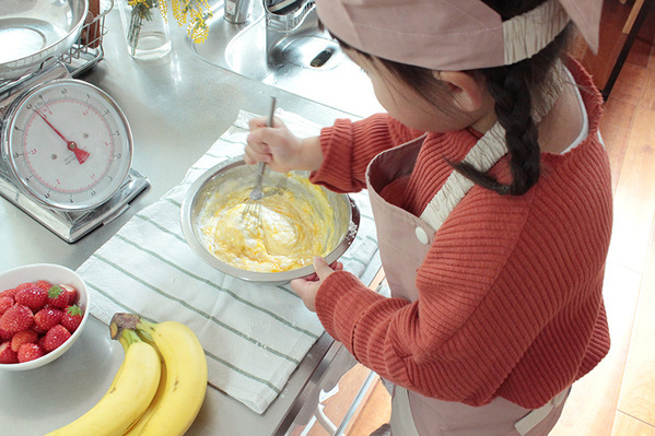 シンプルデザインだから、小学校高学年の調理実習でも活躍。「kukka ja puuキッズエプロン3点セット」[PR]