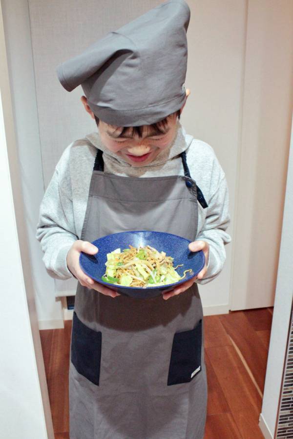 シンプルデザインだから、小学校高学年の調理実習でも活躍。「kukka ja puuキッズエプロン3点セット」[PR]