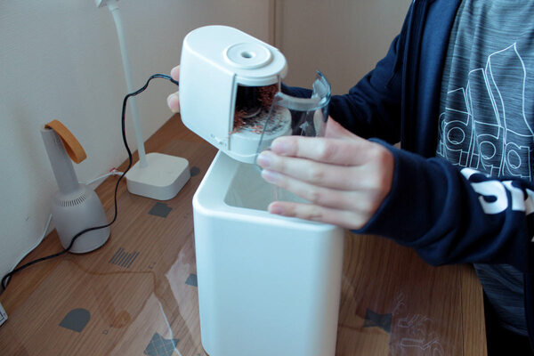 小学生だってラクしたい！毎日の日課“えんぴつ削り”があっという間に済む「電動鉛筆削りドッチモ」[PR]