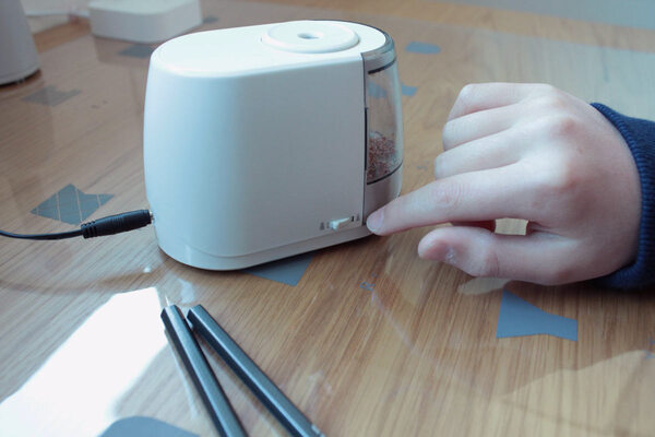 小学生だってラクしたい！毎日の日課“えんぴつ削り”があっという間に済む「電動鉛筆削りドッチモ」[PR]