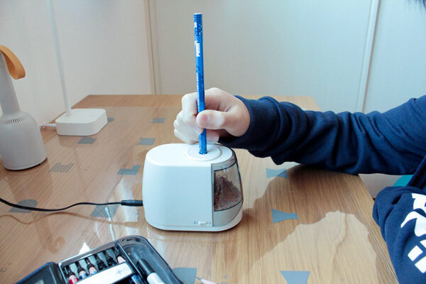 小学生だってラクしたい！毎日の日課“えんぴつ削り”があっという間に済む「電動鉛筆削りドッチモ」[PR]
