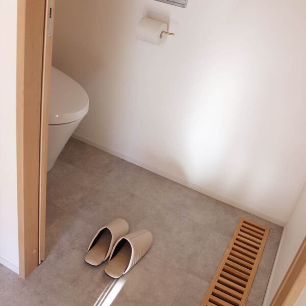 理想のトイレスリッパやっと見つけた！除菌ができるスリッパ、スタッフのトイレ事情をご紹介[PR]