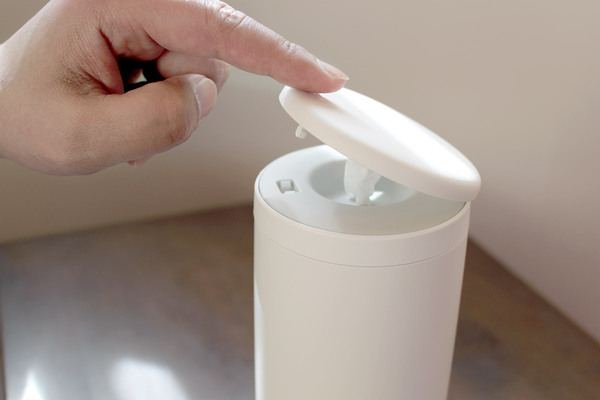 開ける・出す・閉めるが片手で完結！テーブルにピタッと密着「マーナ　ウェットティッシュケース」[PR]