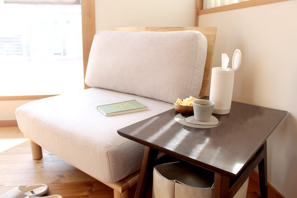 開ける・出す・閉めるが片手で完結！テーブルにピタッと密着「マーナ　ウェットティッシュケース」[PR]