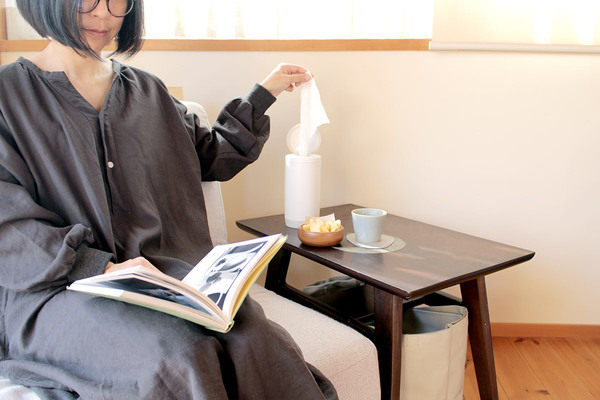 開ける・出す・閉めるが片手で完結！テーブルにピタッと密着「マーナ　ウェットティッシュケース」[PR]