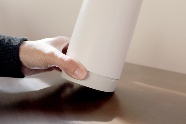 開ける・出す・閉めるが片手で完結！テーブルにピタッと密着「マーナ　ウェットティッシュケース」[PR]